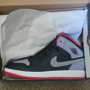Jordan 1 Mid Boy Sneakers