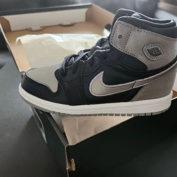 Jordan 1 Retro High OG Kids Sneakers - Black, Gray, White