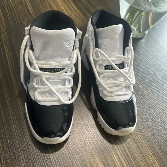 Jordan Black and White Sneakers High-Top