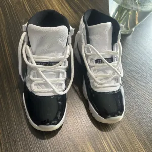 Jordan Black and White Sneakers High-Top