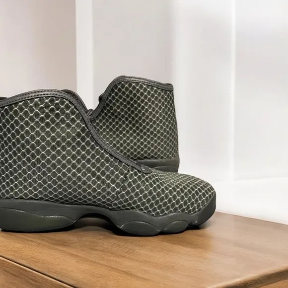 JORDAN HORIZON WOLF GREY BLACK HI-TOP  SNEAKERS SIZE 7Y Kidscore Goth EUC