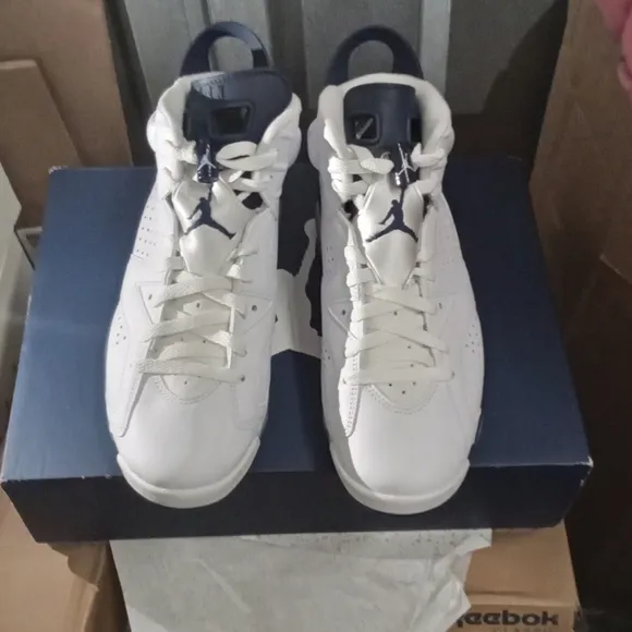 JordanRetro 6White and Navy Size8,men