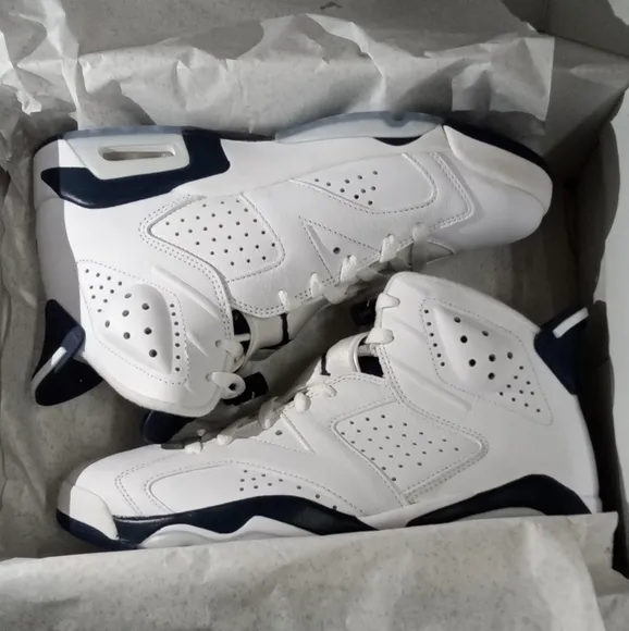 JordanRetro 6White and Navy Size8,men