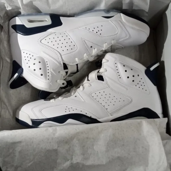 JordanRetro 6White and Navy Size8,men