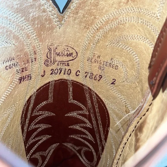 Justin Boots Size 9 1/2 B medium brown