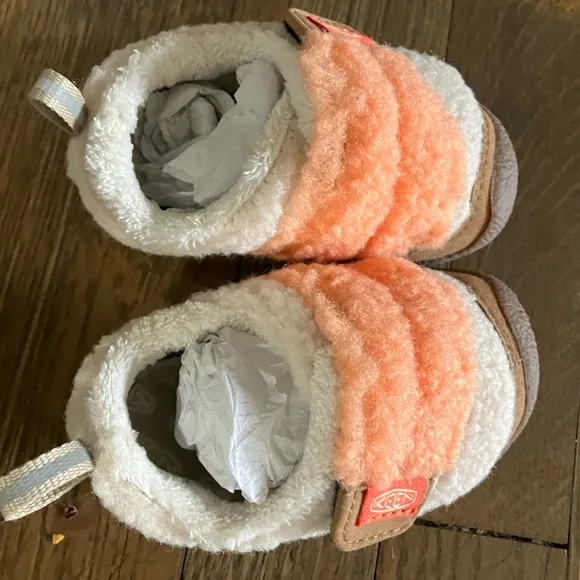 Keen boulder/toasted coconut bowser low wrap shoes