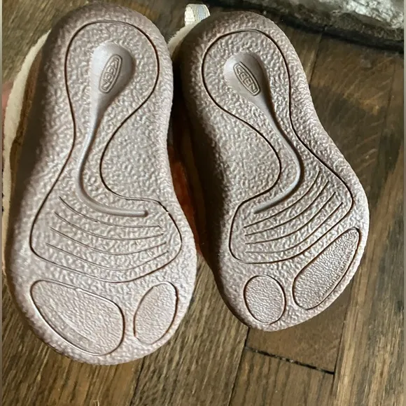 Keen boulder/toasted coconut bowser low wrap shoes