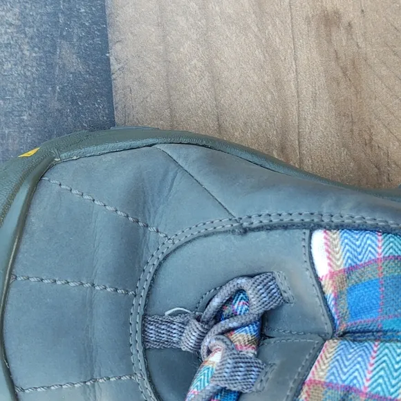 Keen Loveland Waterproof 200 gram insulation Plaid winter boots sz 2 Big kids