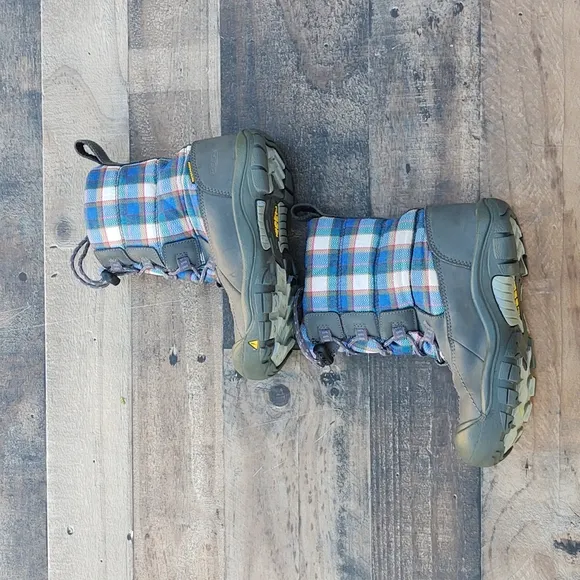 Keen Loveland Waterproof 200 gram insulation Plaid winter boots sz 2 Big kids