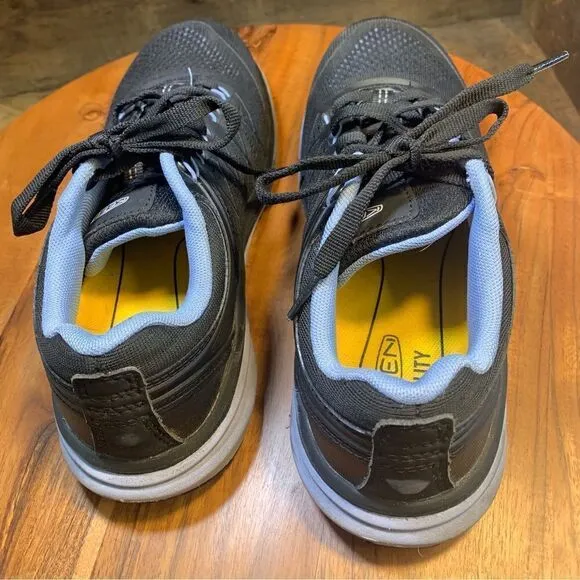 Keen steel toed work shoes.  Inv 5050b