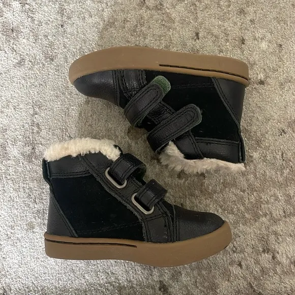 Kids baby toddler black UGG Rennon high top sneakers size 6 with box.