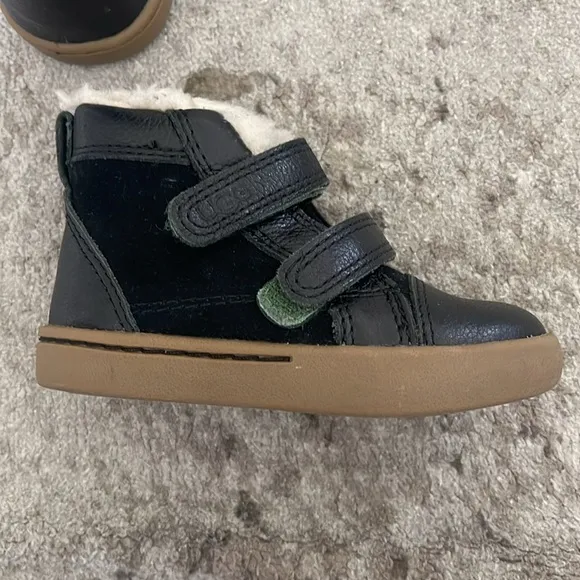 Kids baby toddler black UGG Rennon high top sneakers size 6 with box.