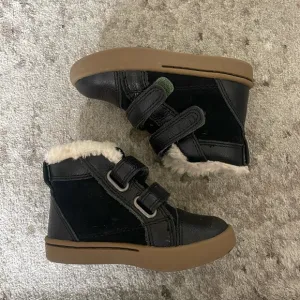 Kids baby toddler black UGG Rennon high top sneakers size 6 with box.