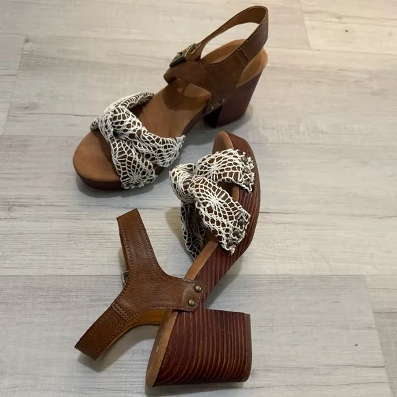 Kork-Ease Brown and White Women's Sandals NWOT SIZE 9