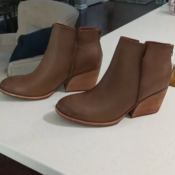 Kork Ease Chandra  round toe ankle boots w side slits &amp; rear zipper size 11 NWT.