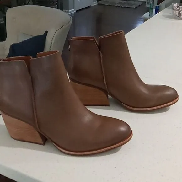 Kork Ease Chandra  round toe ankle boots w side slits &amp; rear zipper size 11 NWT.