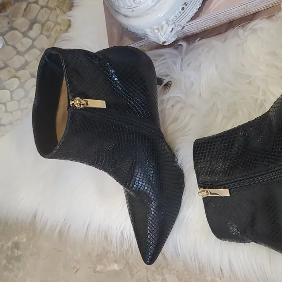 L'AGENCE black  ankle bootie boots size 7.5
