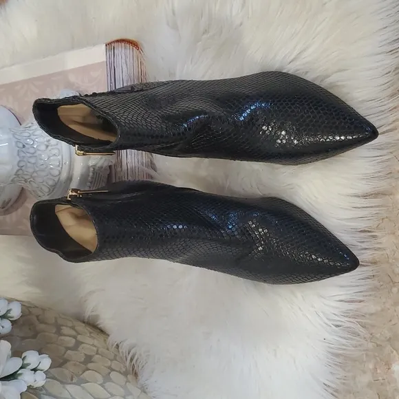 L'AGENCE black  ankle bootie boots size 7.5