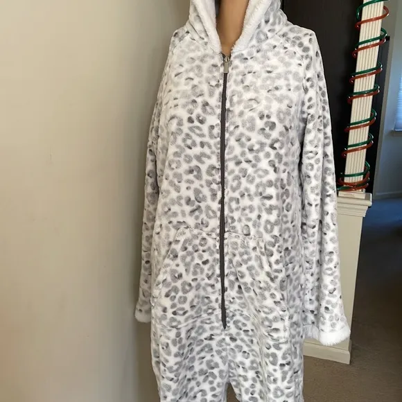 Luxury Sleepwear Fleece Jumpsuit With Hood and Pockets Size 8-10