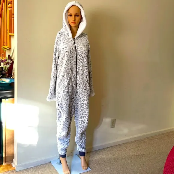 Luxury Sleepwear Fleece Jumpsuit With Hood and Pockets Size 8-10