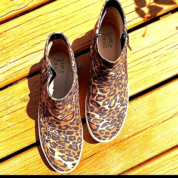 Naturalizer Leopard High Ankle Sneaker. Size 9
