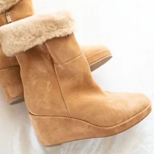 New $625 AQUATALIA Weatherproof Imperia Faux Fur Lined Suede Wedge Boots Sz 9