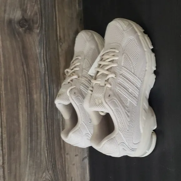 New Adidas Originals Response CL Beige Chunky Heel Sneakers Size 7 Womens Casual