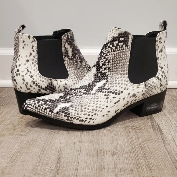 NEW Blondo Emelia Black White Snakeskin Print Boot