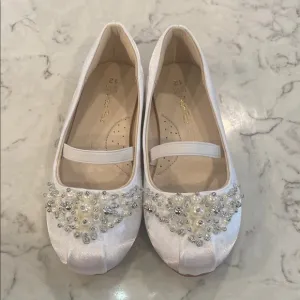 NEW in box Dream Pairs Kids Dress Shoes - White with Pearl Accents.