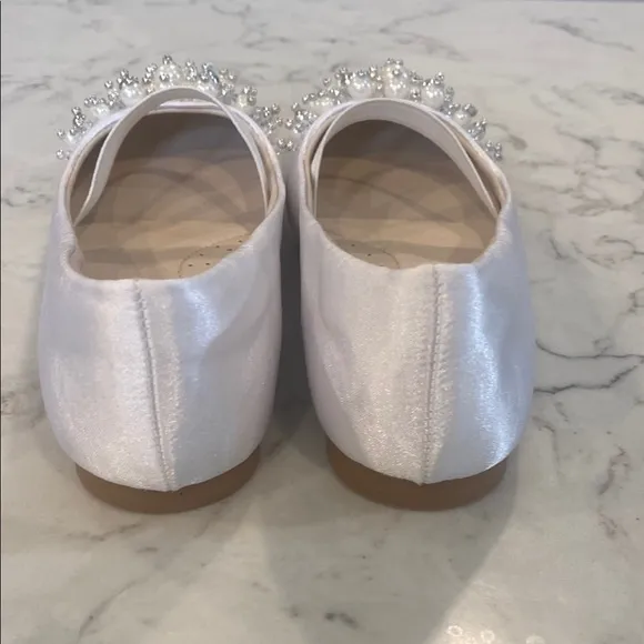 NEW in box Dream Pairs Kids Dress Shoes - White with Pearl Accents.