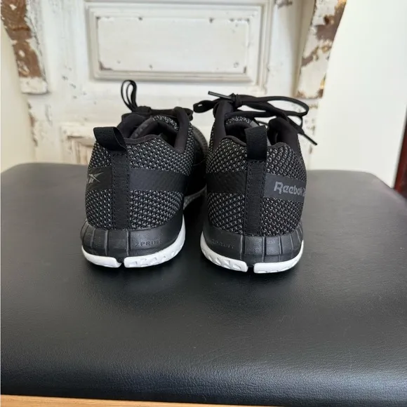 New in box Reebok black work tennis shoes size 6