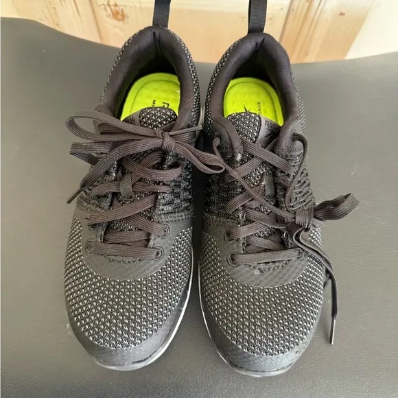 New in box Reebok black work tennis shoes size 6