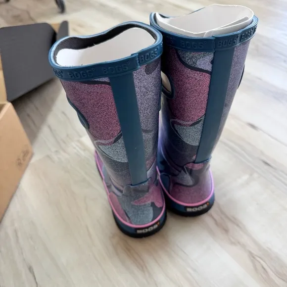 New in the box Bog Kids Youth Sz 2 Rain Barn Muck Boots indigo waterproof
