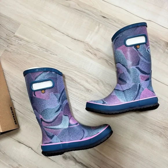 New in the box Bog Kids Youth Sz 2 Rain Barn Muck Boots indigo waterproof
