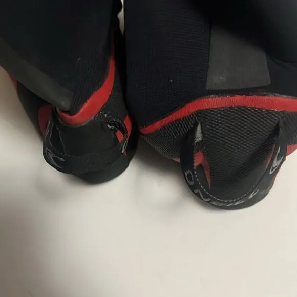 NIB O’NEILL PSYCHOFREAK SPLIT TOE 3.5MM BLACK &amp;‎ RED WETSUIT SWIM BOOTS. SIZE 12