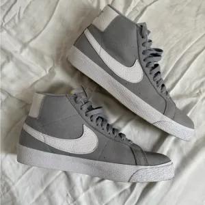 Nike (9.5) grey white Sb zoom blazer mid ‘77 iso mens shoe sneakers