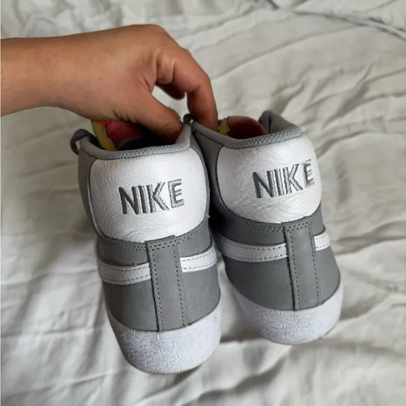 Nike (9.5) grey white Sb zoom blazer mid ‘77 iso mens shoe sneakers