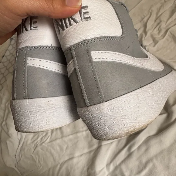 Nike (9.5) grey white Sb zoom blazer mid ‘77 iso mens shoe sneakers