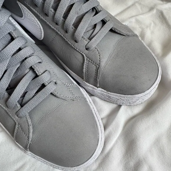 Nike (9.5) grey white Sb zoom blazer mid ‘77 iso mens shoe sneakers