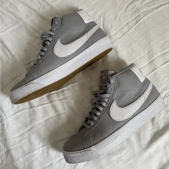 Nike (9.5) grey white Sb zoom blazer mid ‘77 iso mens shoe sneakers