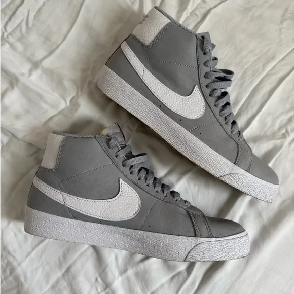Nike (9.5) grey white Sb zoom blazer mid ‘77 iso mens shoe sneakers