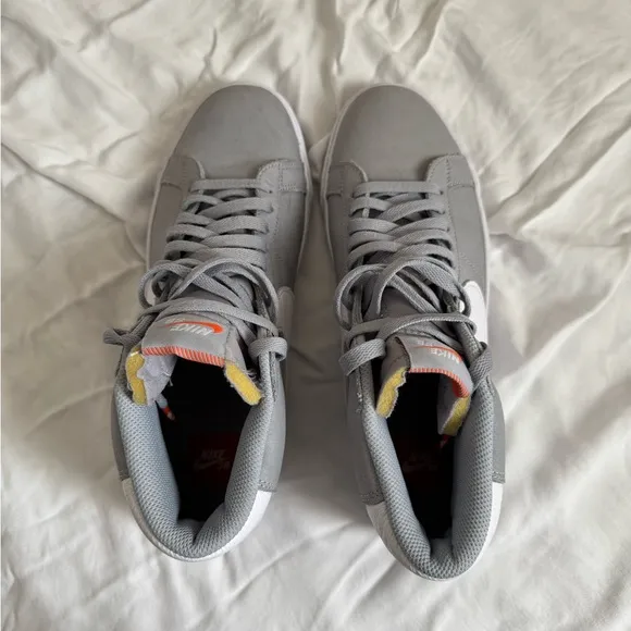 Nike (9.5) grey white Sb zoom blazer mid ‘77 iso mens shoe sneakers