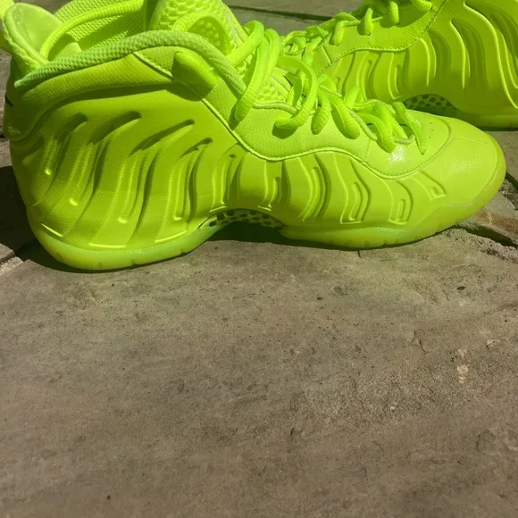Nike Air Foamposite Pro Premium LE Mid Volt
