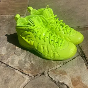 Nike Air Foamposite Pro Premium LE Mid Volt
