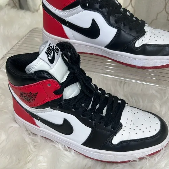 Nike  Air Jordan 1 Black and Red High-Top Sneakers size 8