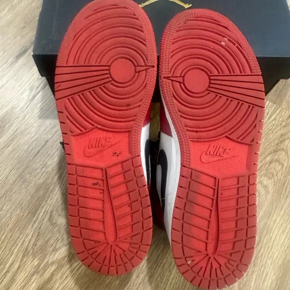 Nike Air Jordan 1 Chicago Red Sneakers