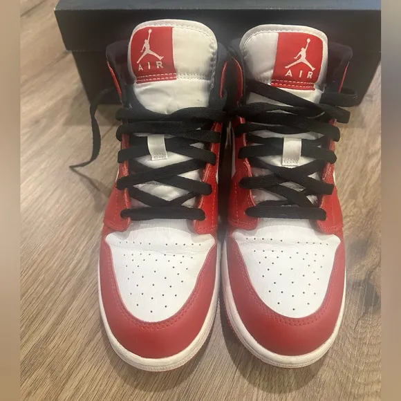 Nike Air Jordan 1 Chicago Red Sneakers