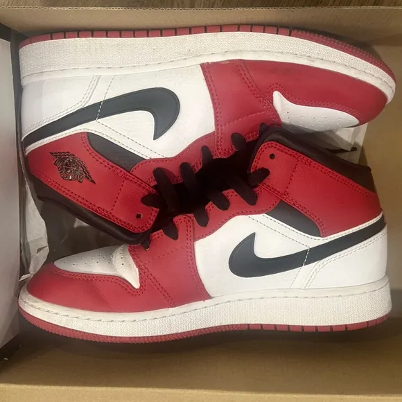 Nike Air Jordan 1 Chicago Red Sneakers
