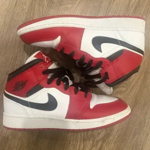 Nike Air Jordan 1 Chicago Red Sneakers