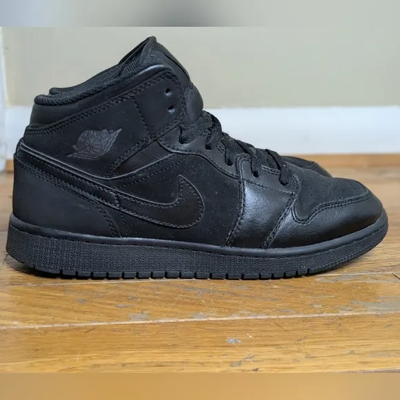 Nike Air Jordan 1 Retro Boys Size 7Y Black Athletic Basketball Shoes Sneakers